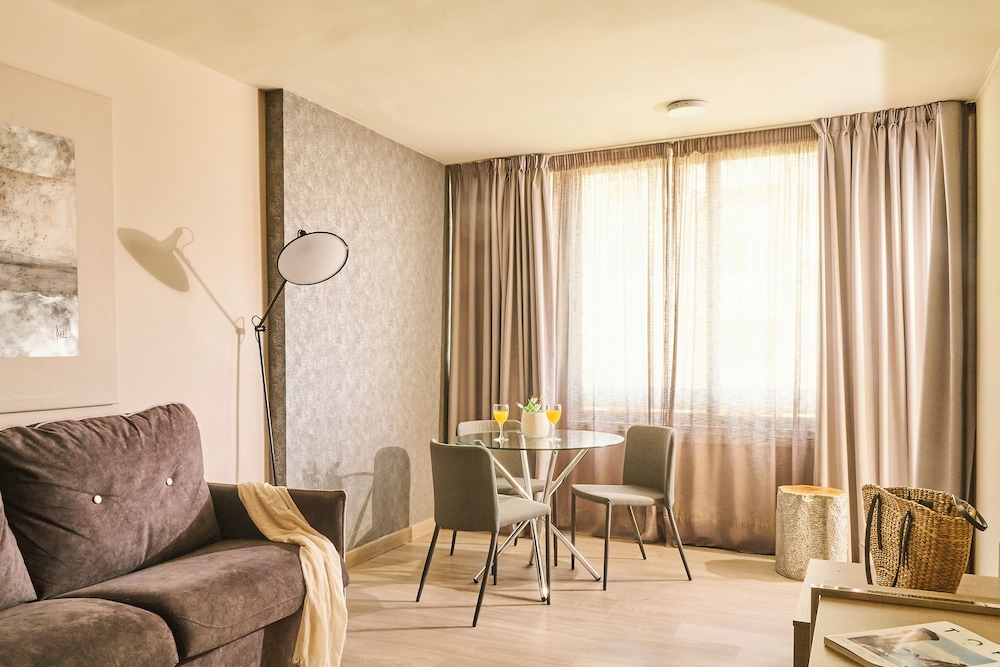 Ona Marbella Inn 20/40