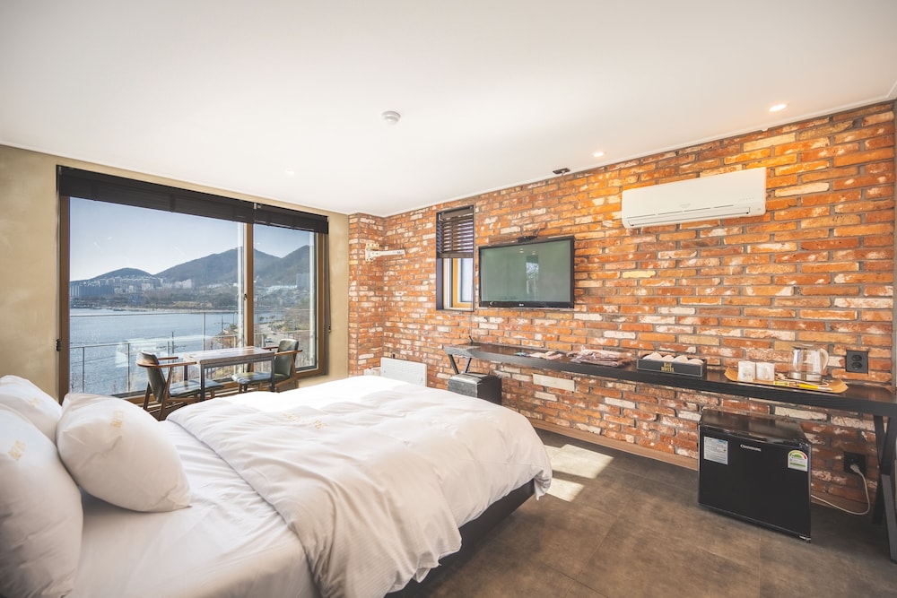 B&F Hotel 15/30