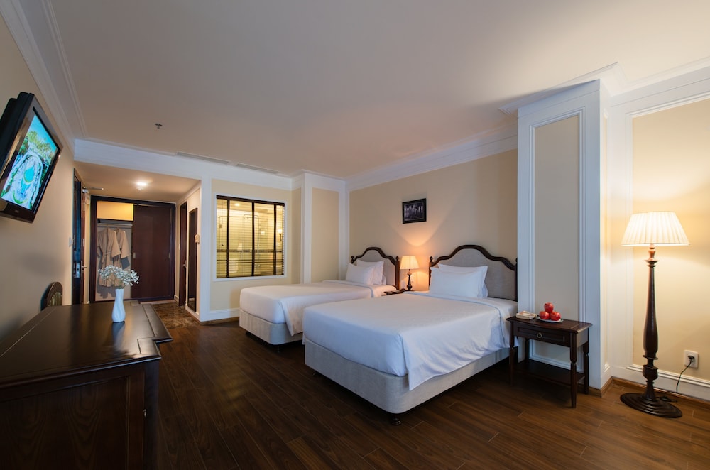 GRAND, TWIN BEDS, OCEAN VIEW