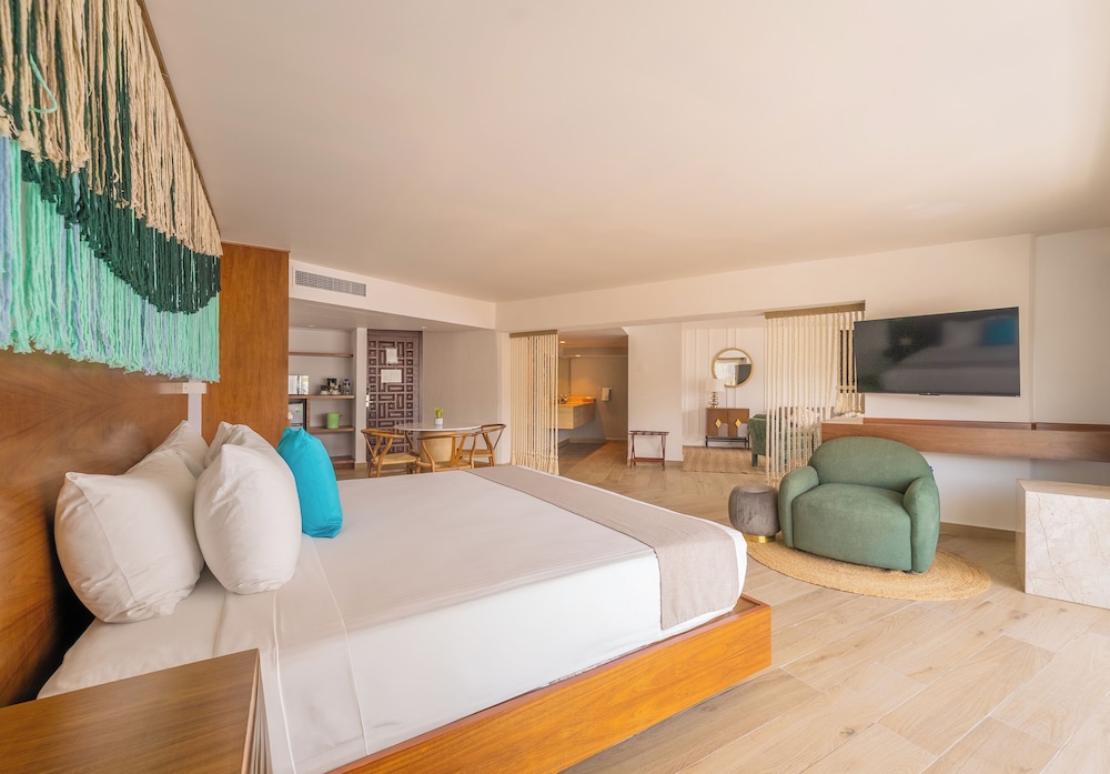 Royal, Suite, King Bed, Partial Ocean View