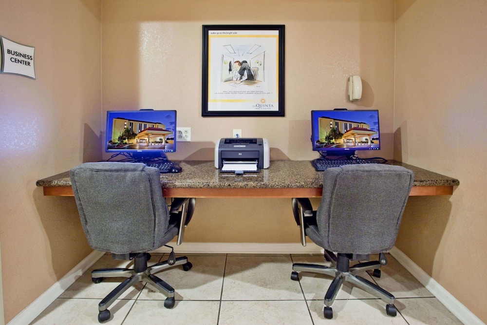 La Quinta Inn & Suites by Wyndham Memphis Airport Graceland 62/71