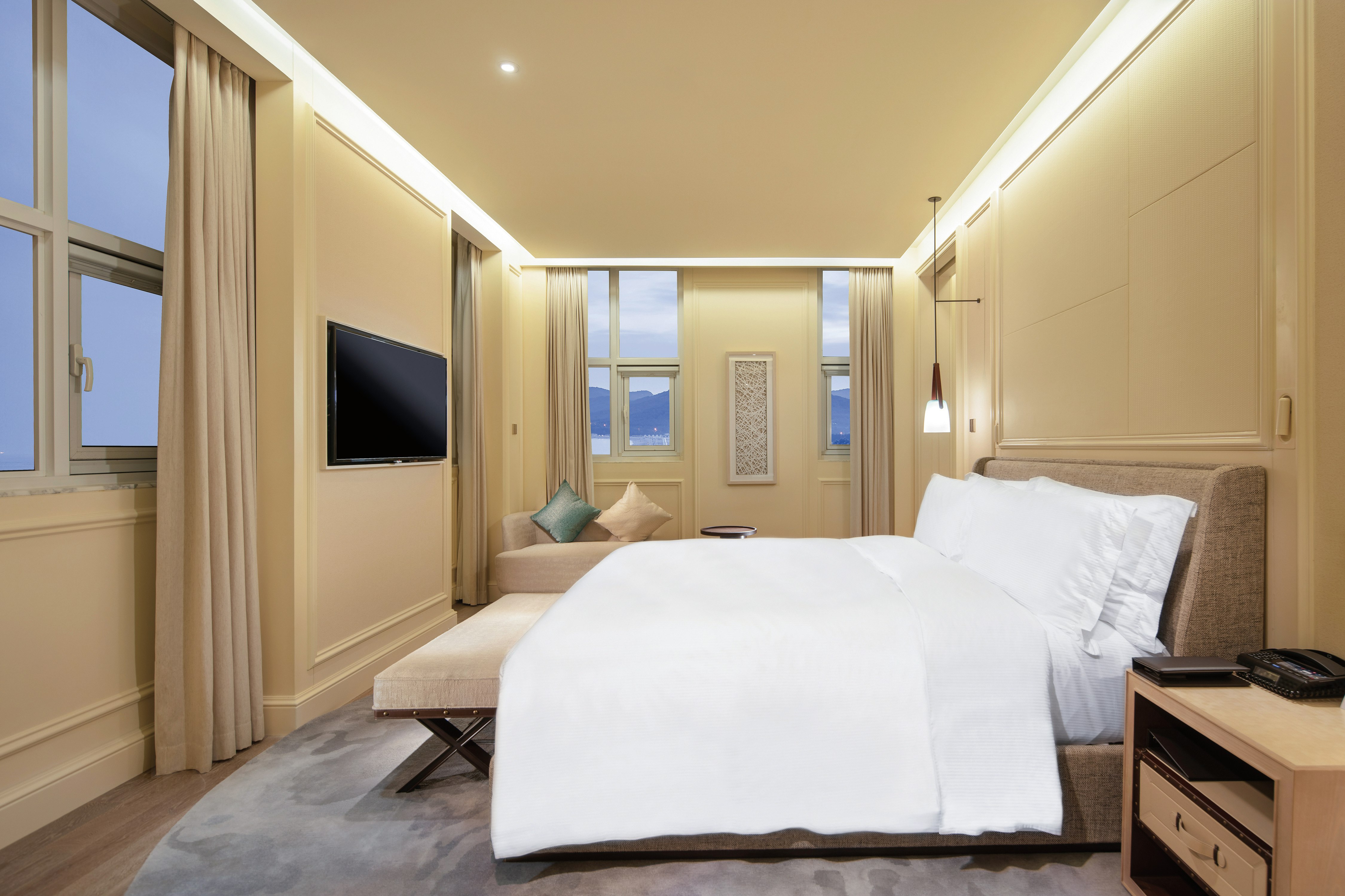 1 BEDROOM, JUNIOR SUITE, KING BED, OCEAN VIEW