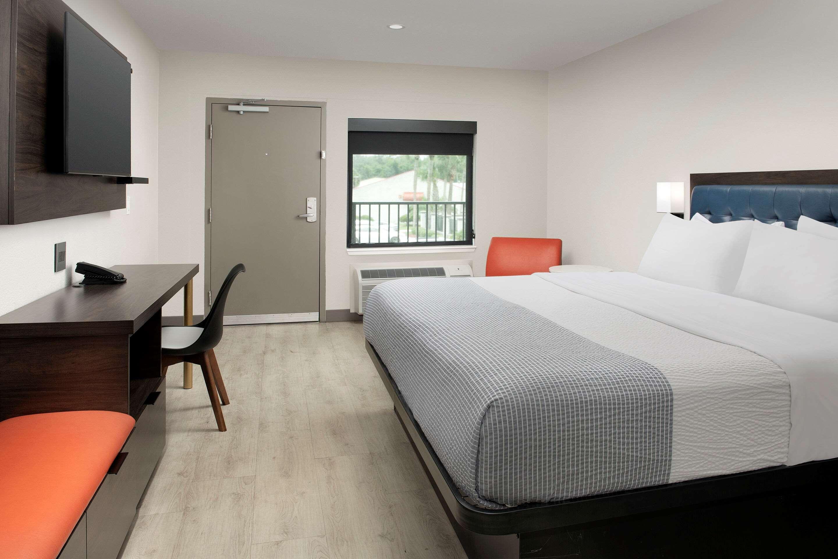 ROOM, KING BED