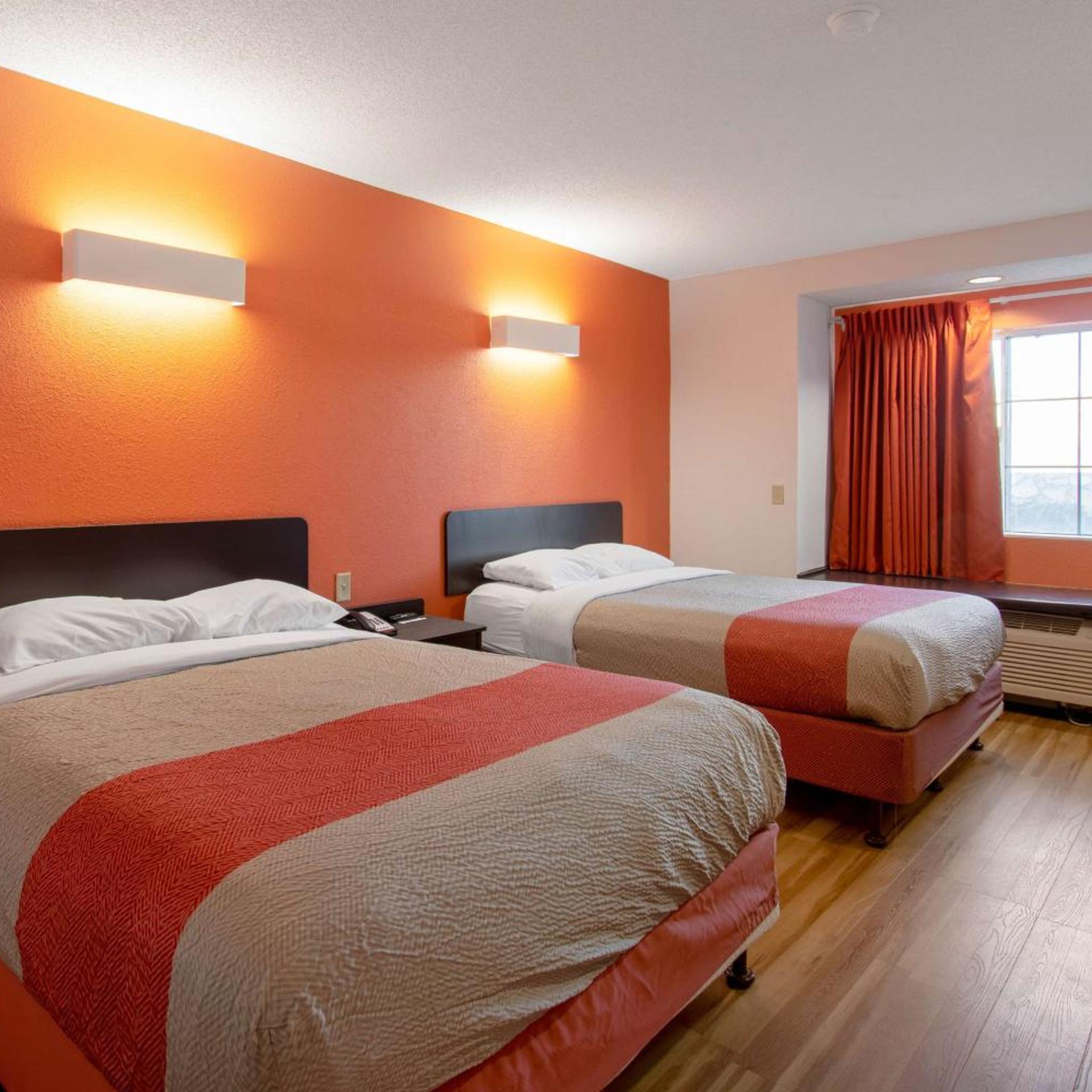 2 Queen Beds - ADA/RI Shower/Non-Smoking
