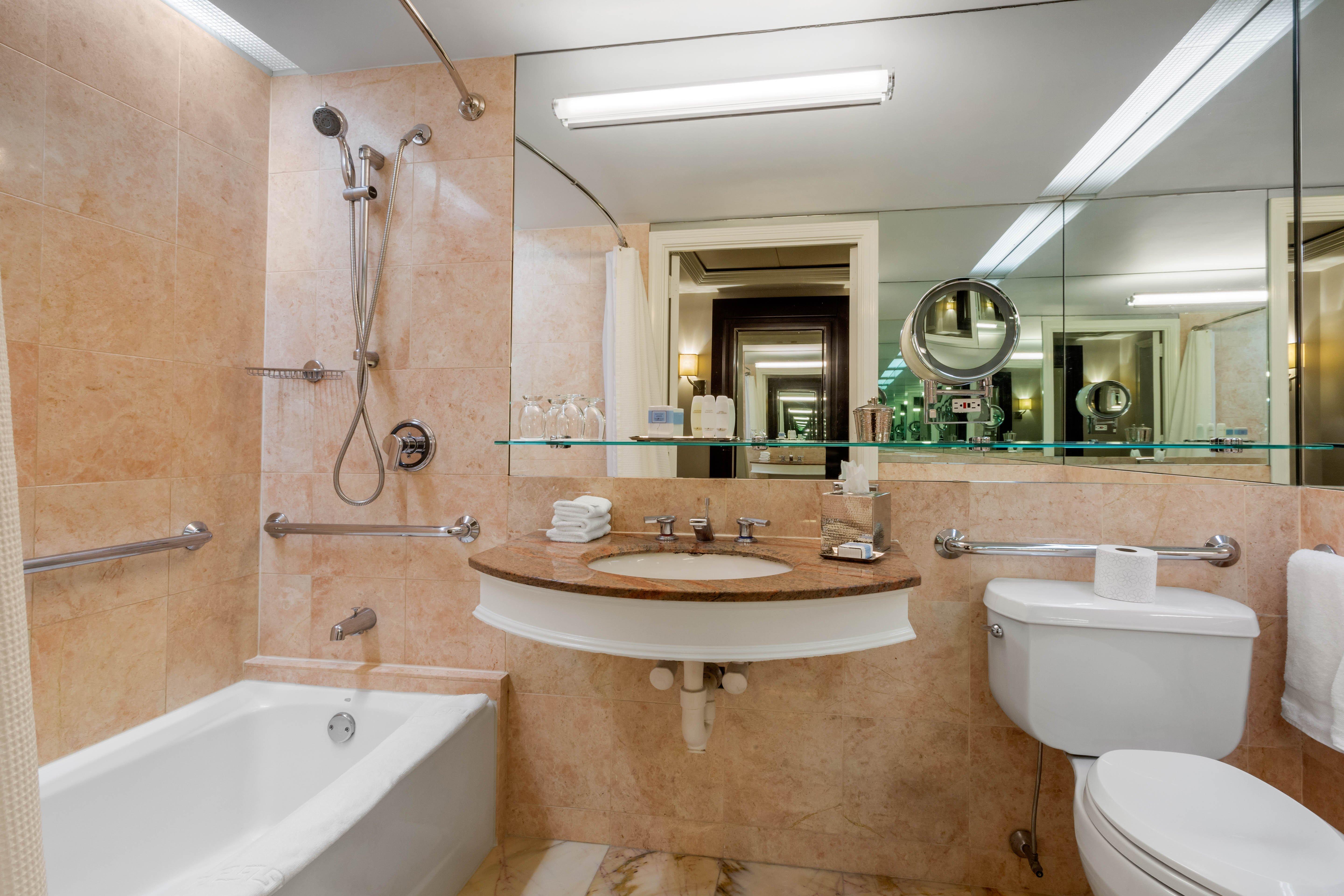 غرفة بريميير رباعية، OMNI BERKSHIRE PLACE 3/3