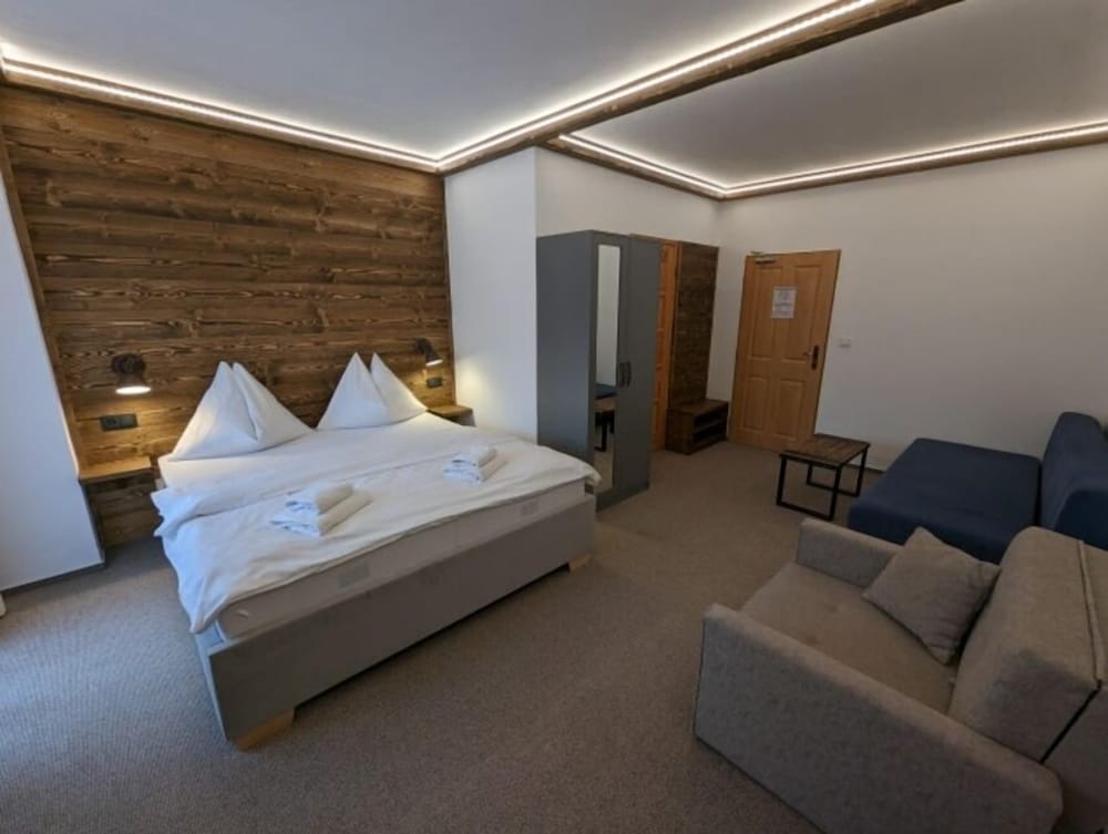 Room, Queen Bed, 3 Extra Beds, Sofa