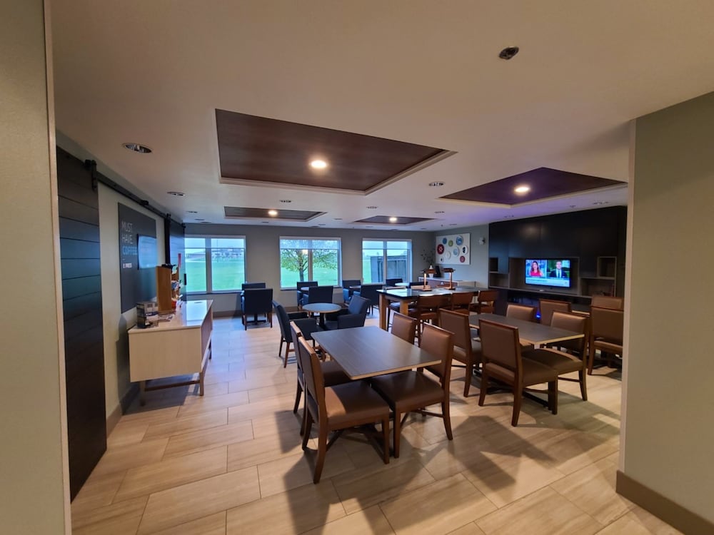 Holiday Inn Express Hotel Suites Sheldon 24/33