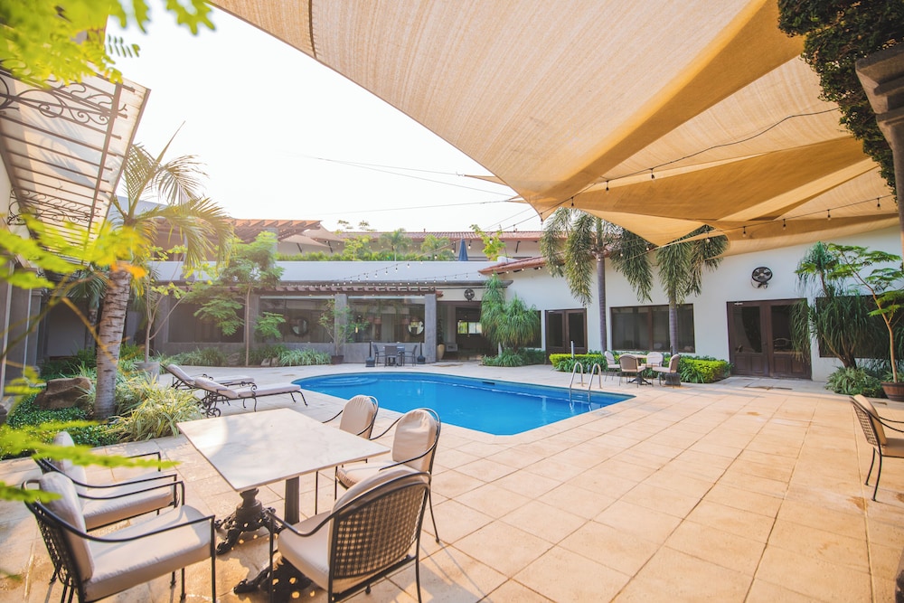 Hotel Los Portales 48/50