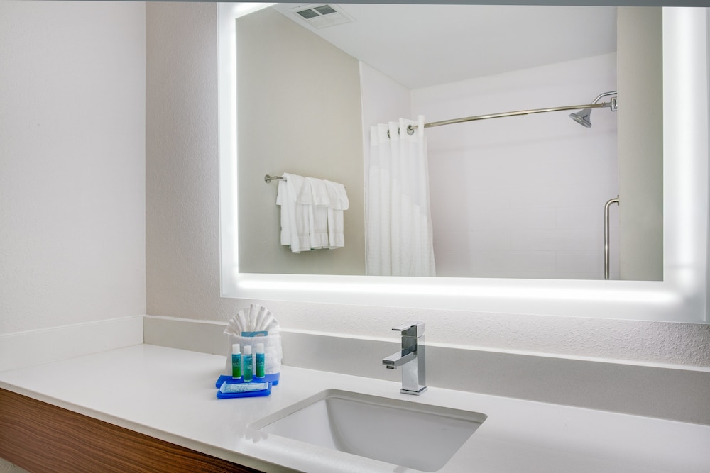 HOLIDAY INN EXPRESS & SUITES FLEMING ISLAND 16/38
