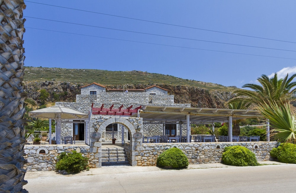 ITILO TRADITIONAL HOTEL 2/68