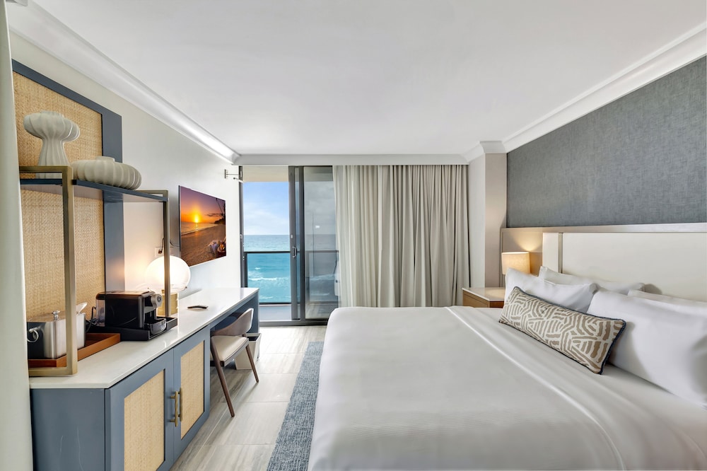 Deluxe, King Bed, Ocean Front, Balcony