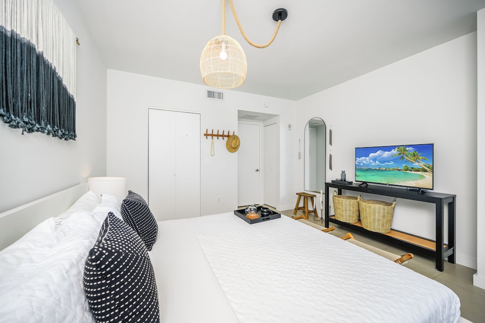 1 BEDROOM, APARTMENT, CITY VIEW