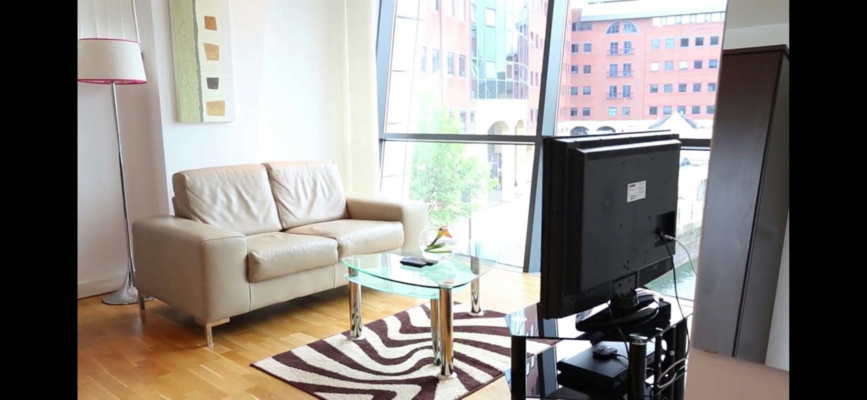 Quay Apartments Salford Quays 12/22