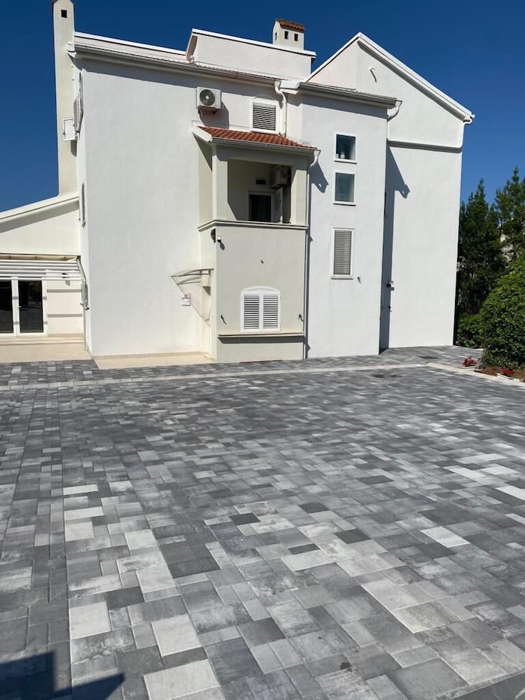 PETRA APARTMENTS 32/40
