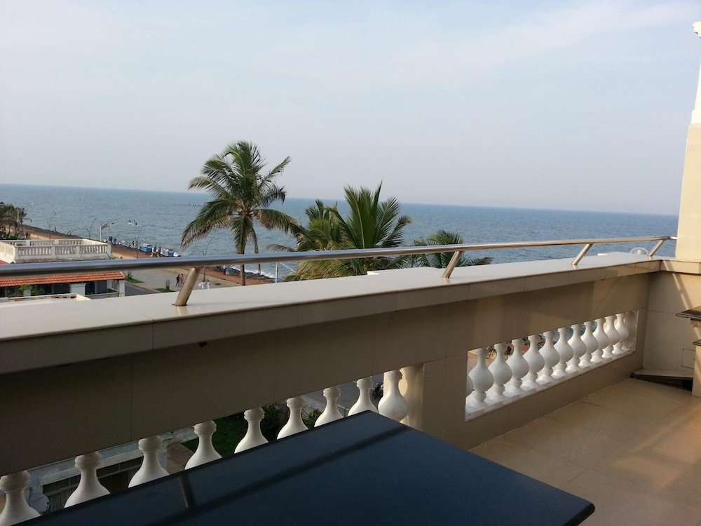 Lotus Bay View Hotel 3/25