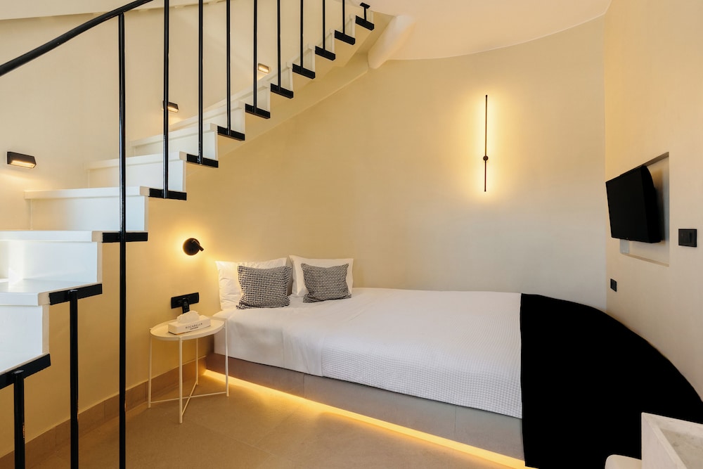 Mini, Suite, Quadruple, Queen Bed, Caldera View, Sofa, Plunge Pool