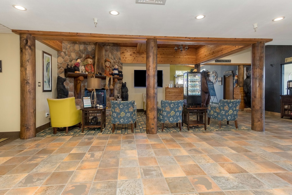 White Pines Inn & Suites of Holland 9/48