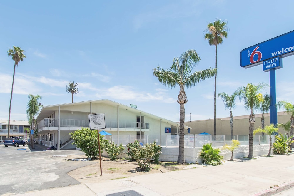 Motel6 Bakersfield, CA - Central 38/44