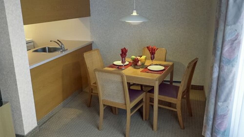Cartier Place Suite Hotel 49/64