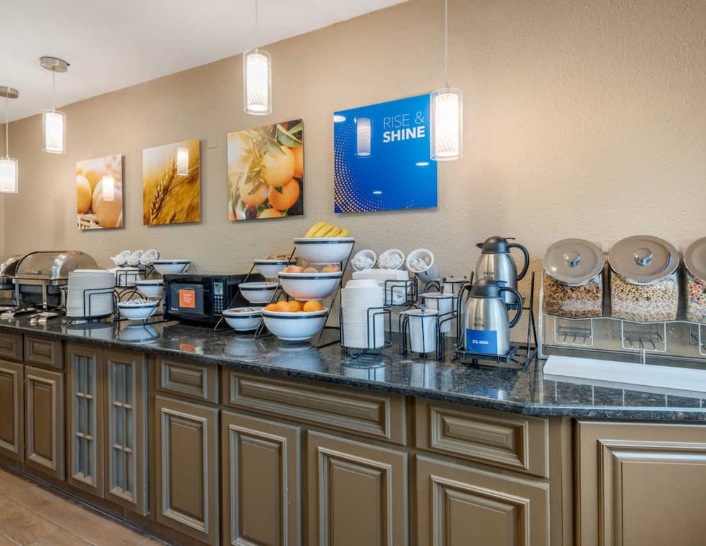 Rodeway Inn & Suites East Windsor CT 30/44