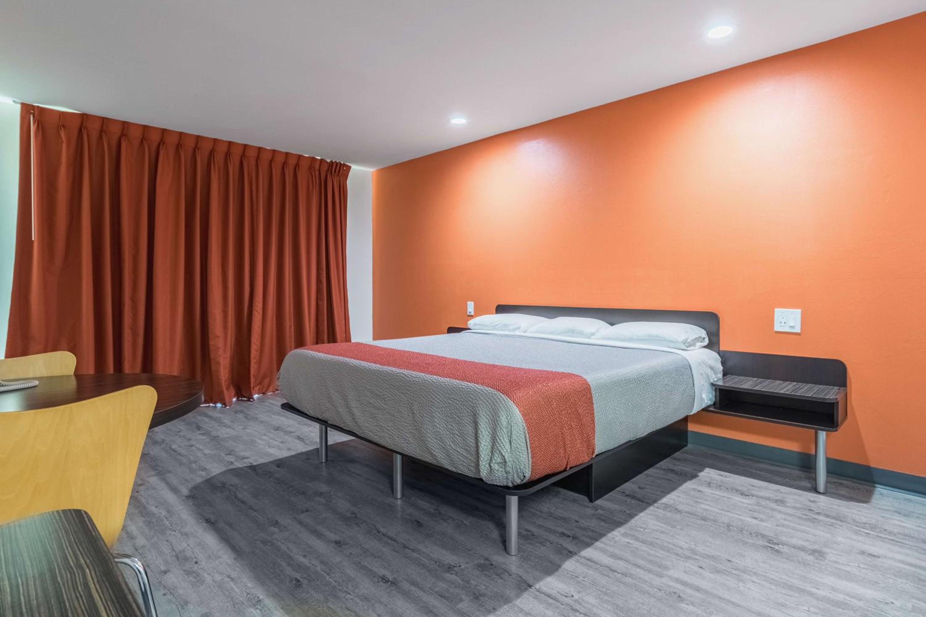 غرفة بسرير كينج، Motel6 Barstow, CA - Route 66 7/10