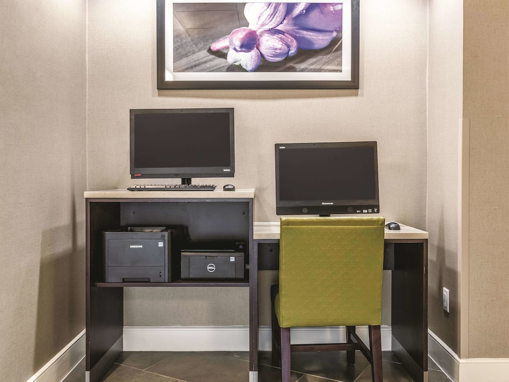La Quinta Inn & Suites by Wyndham Alexandria Airport 42/48