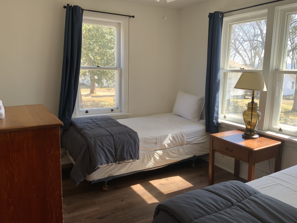 2 Bedrooms, Walkout, Cabin, Queen and Twin Beds, Lake View