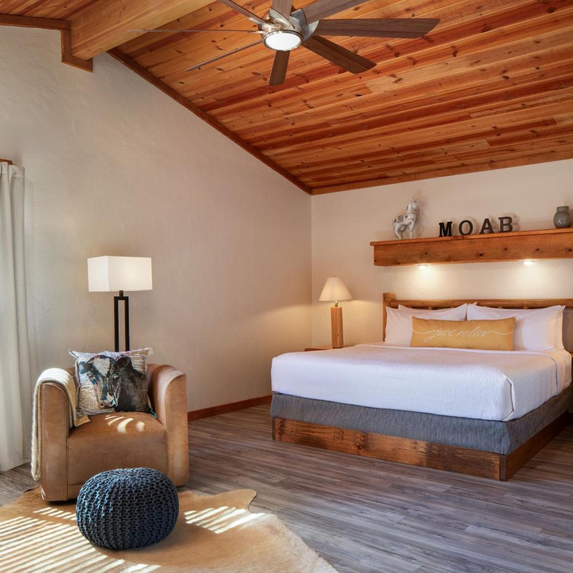 Deluxe, Suite, Cabin, King Bed, River Front, Sofa