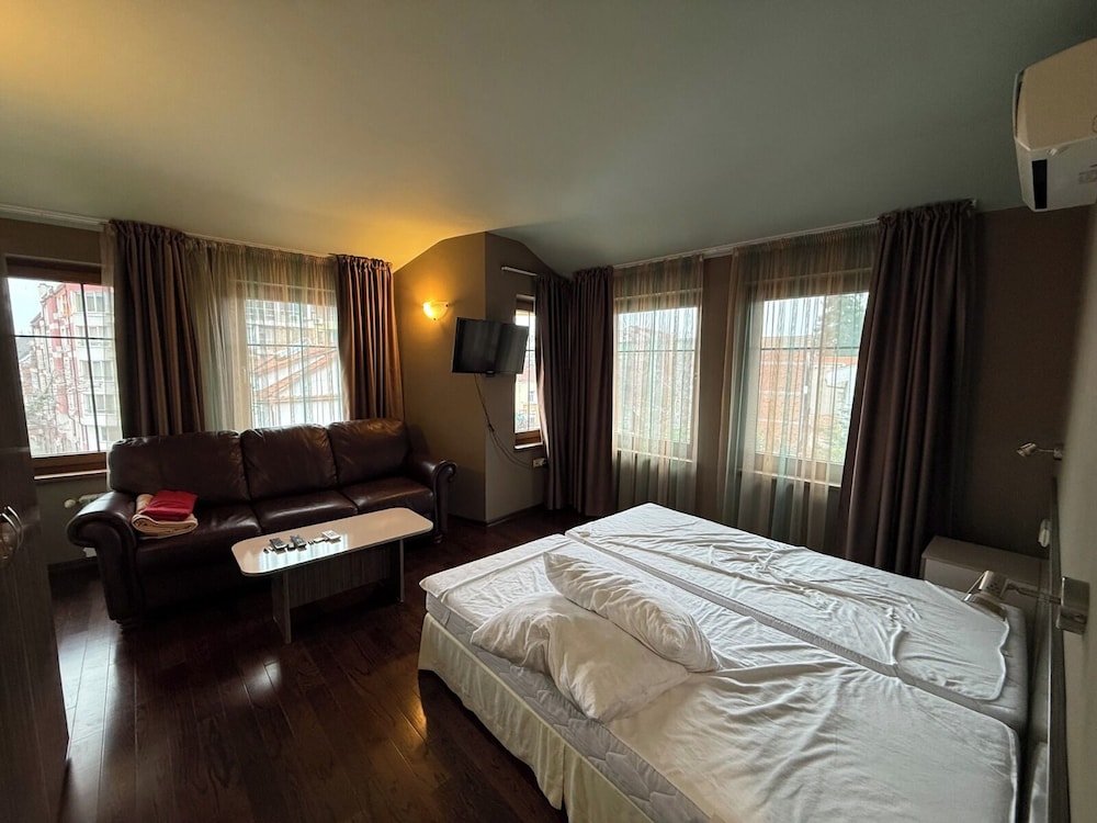Roots Hotel And Wine Bar 35/70
