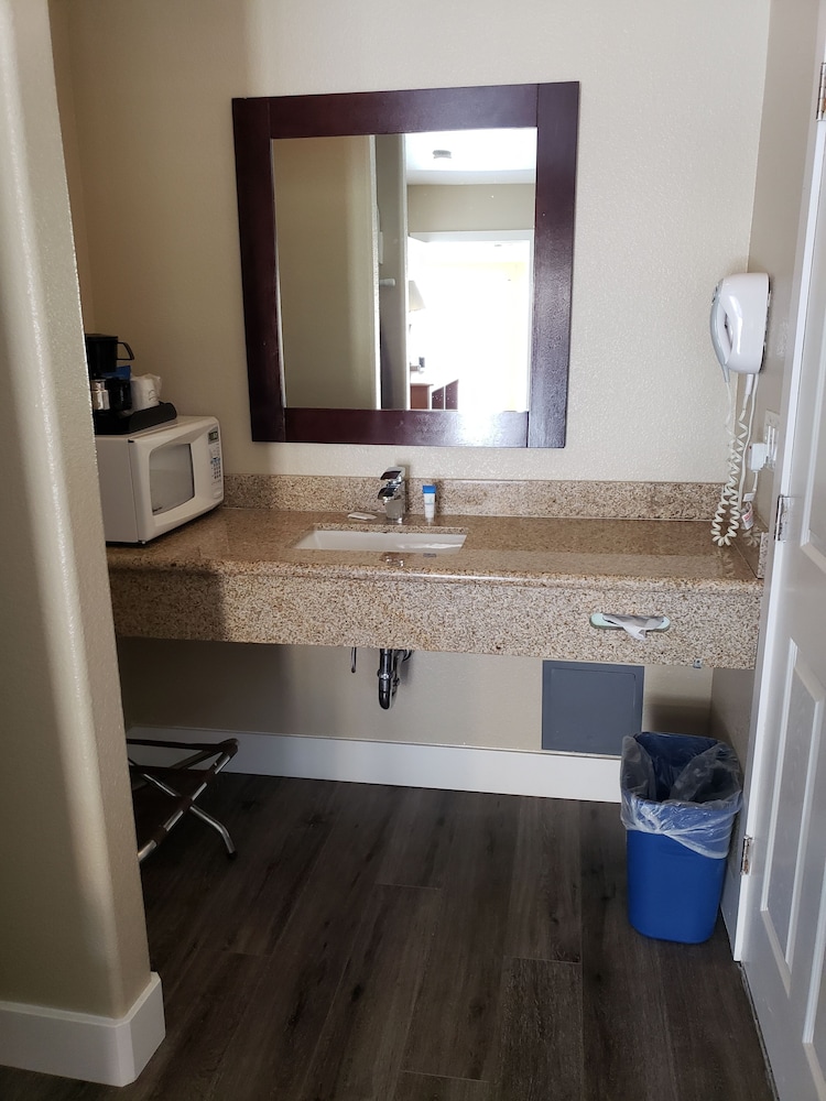 Fairview Inn And Suites Healdsburg 52/65