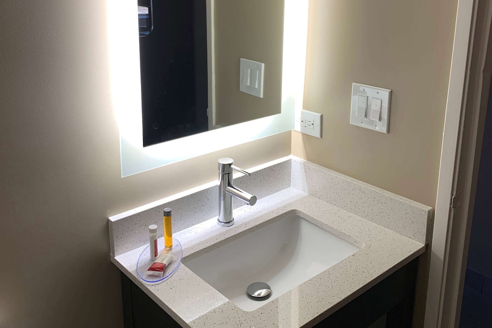Super 8 by Wyndham Joliet 33/39