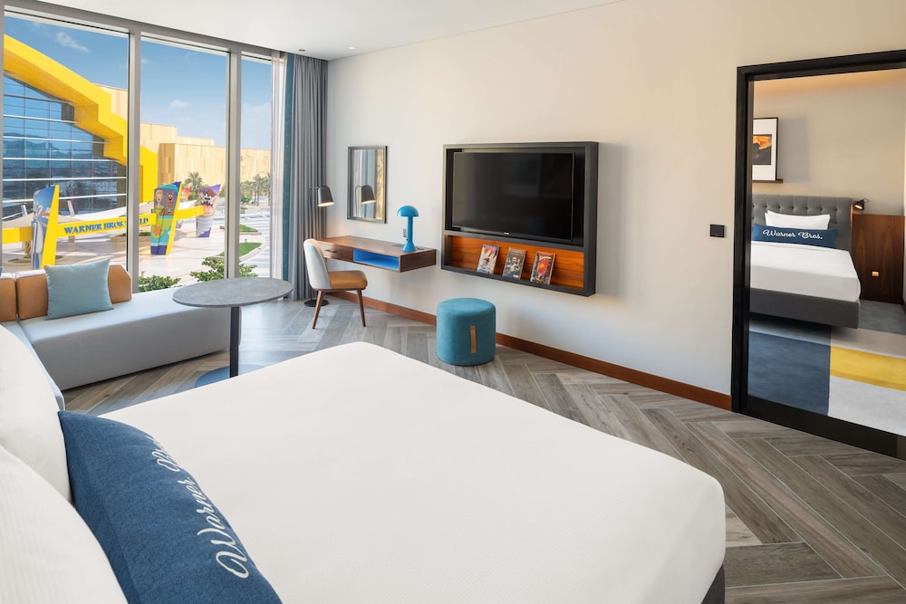 deluxe room, 1 king bed (theme park access)، The WB Abu Dhabi, Curio Collection by Hilton 2/6