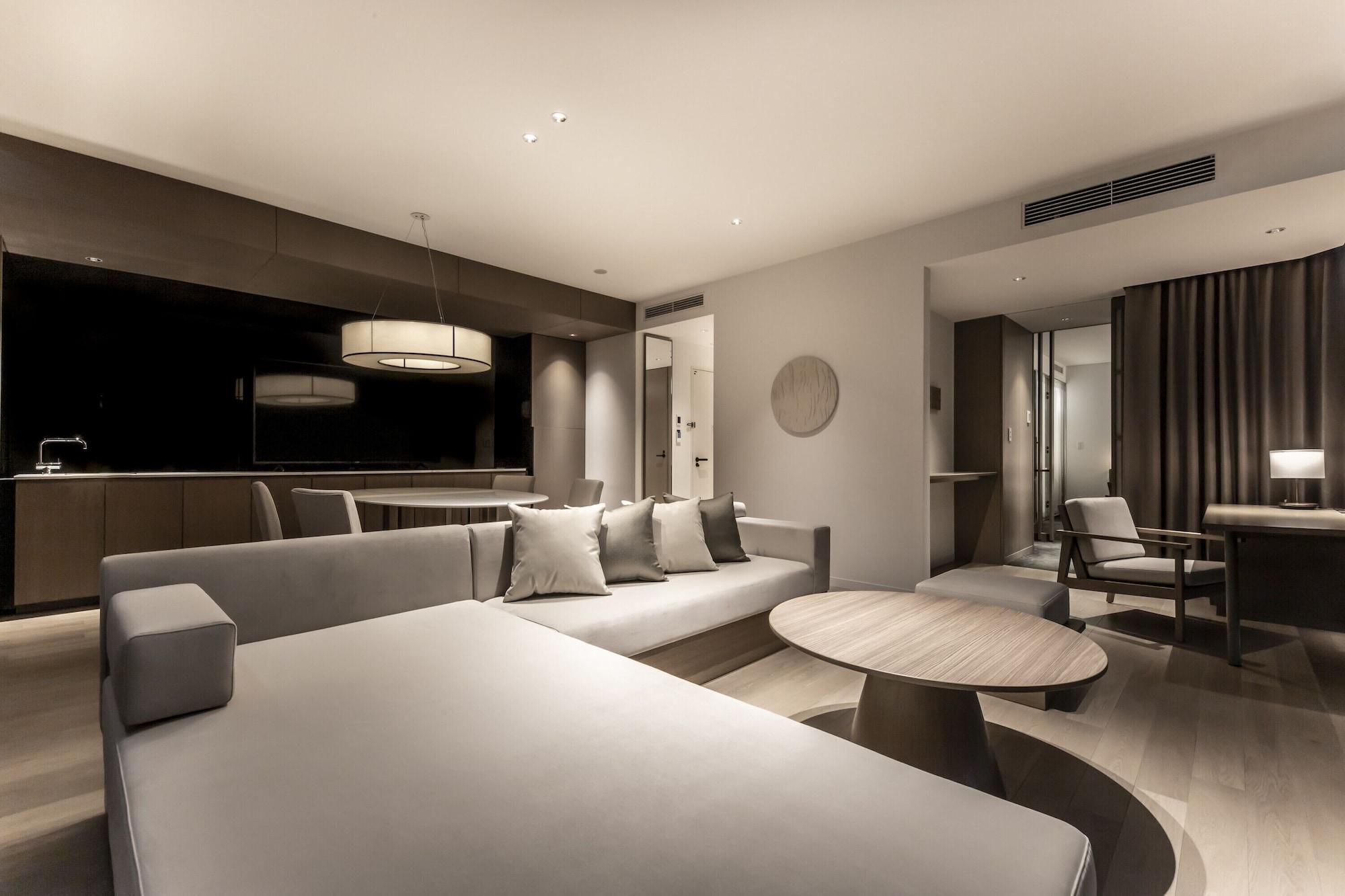 Iconic, Suite, Lounge Access