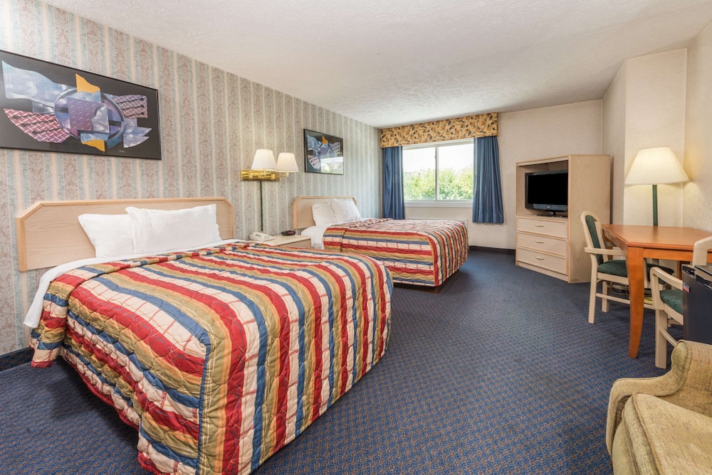 Days Inn by Wyndham Columbus IN 13/37