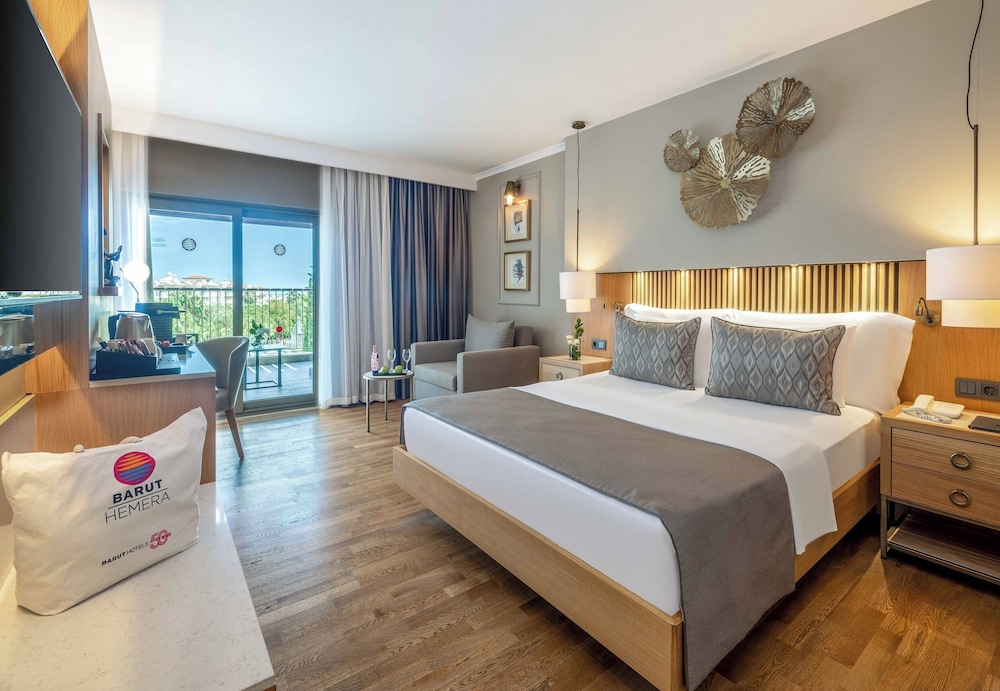 Superior, 1 Double and 1 Single Bed, Lateral Side Sea View