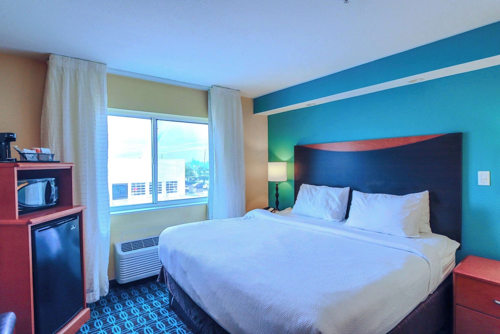 SUITE, KING BED