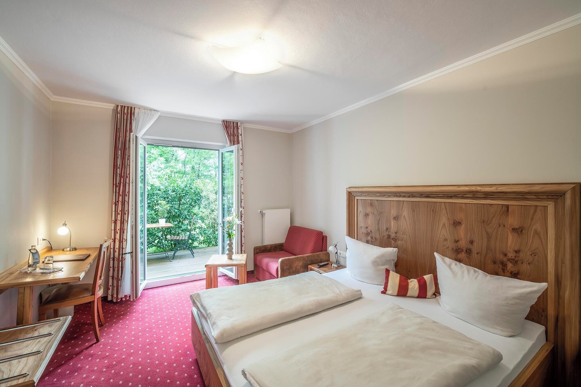 STANDARD, QUEEN BED