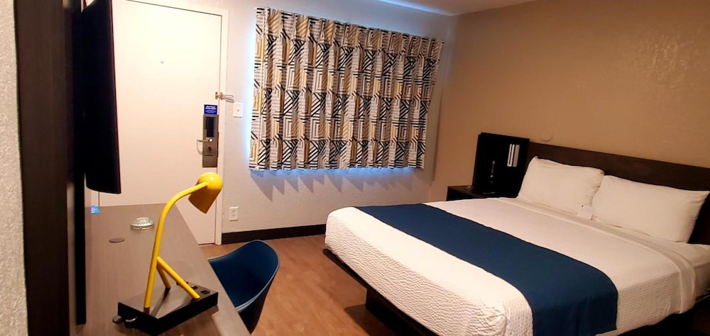 Motel6 Palmdale, CA 30/60