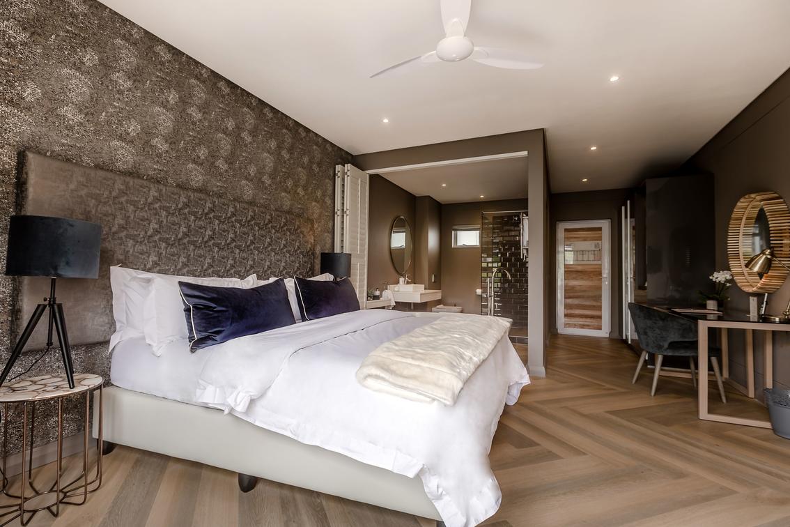 LUXURY, DOUBLE OR TWIN BED