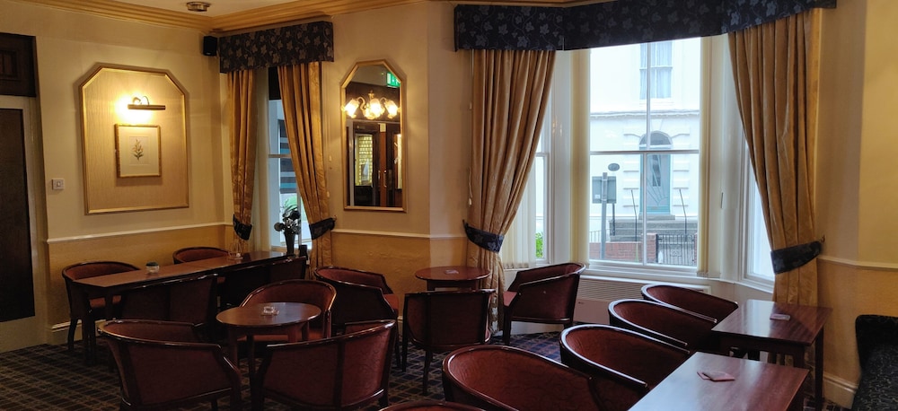 Rivelyn Hotel 28/35