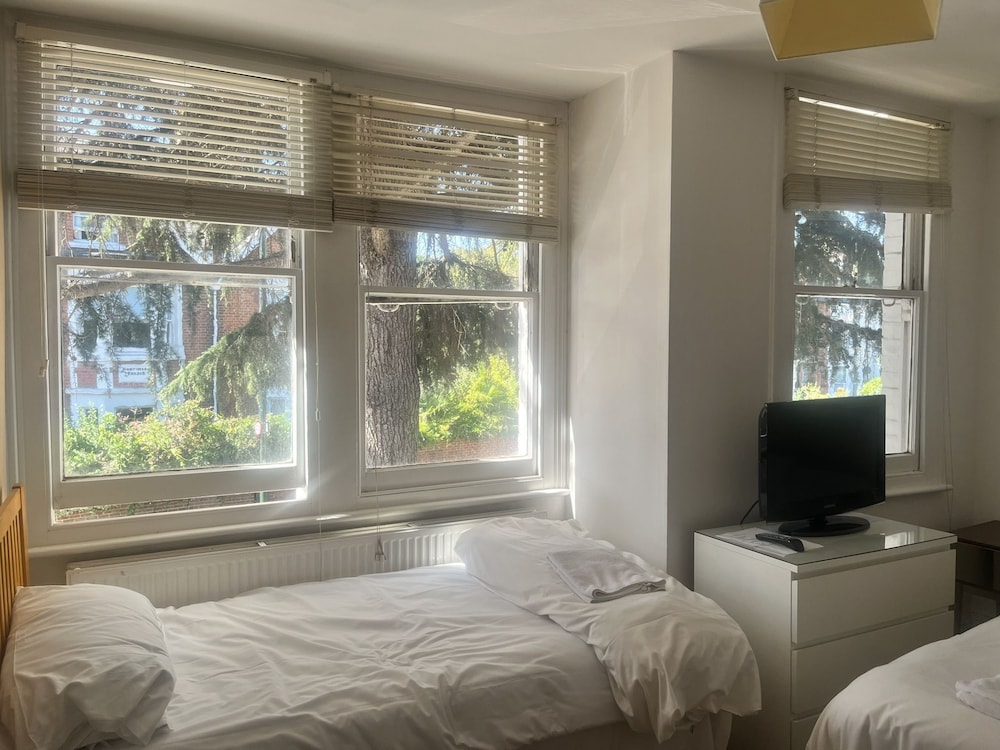 غرفة رباعية بسرير مزدوج وسريرين منفصلين، Kew Rooms 2/9