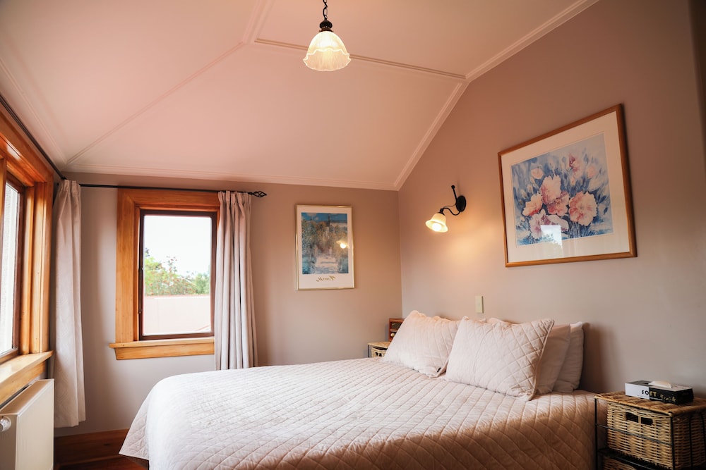 Chapter, King Bed