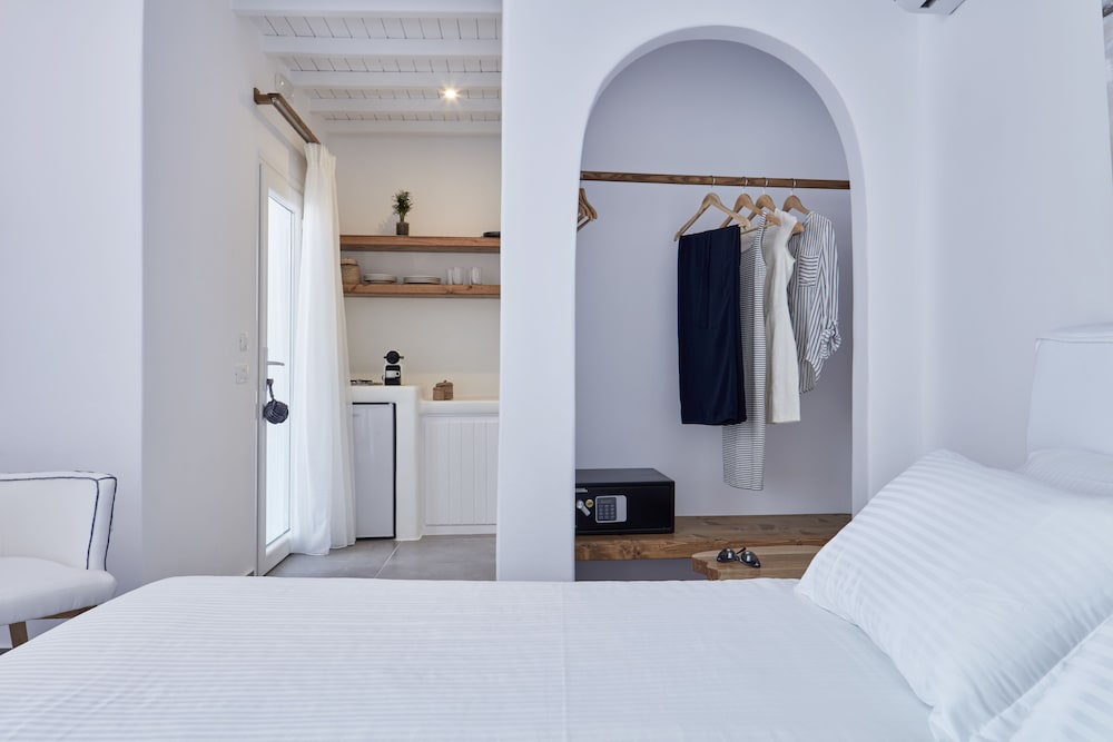Mykonos Waves Beach House Suites 4/44