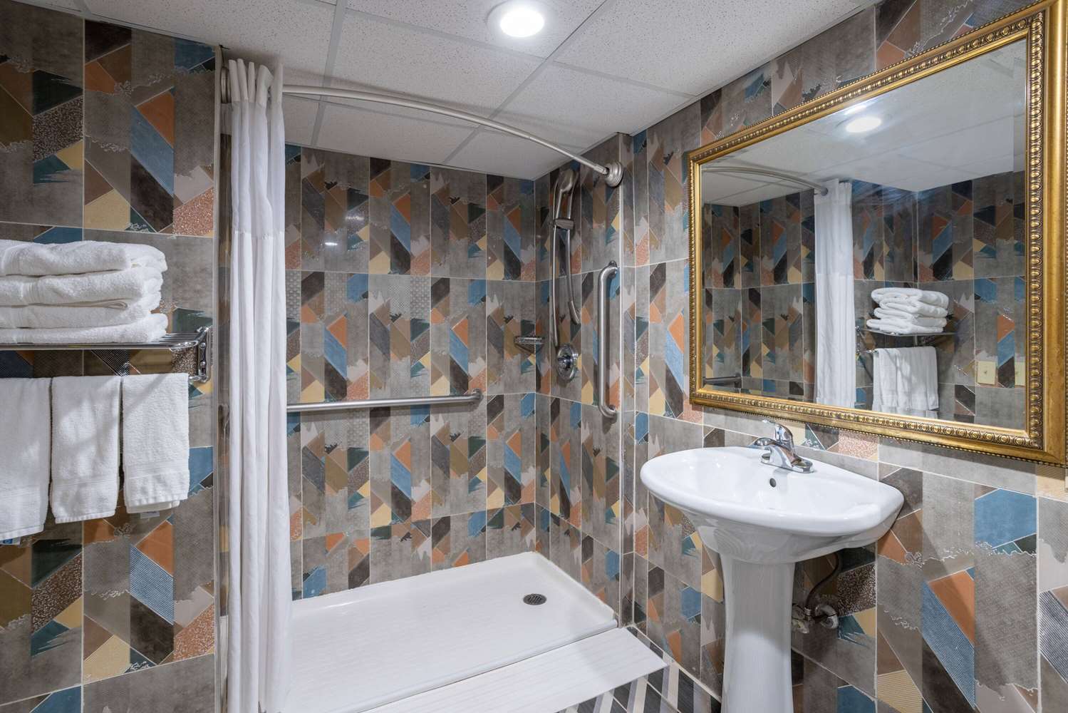Days Hotel by Wyndham North Bergen /NYC 33/33