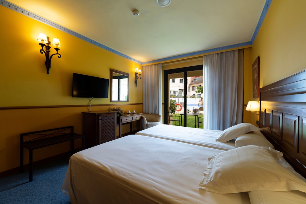 Standard, Twin Beds, Pool Access