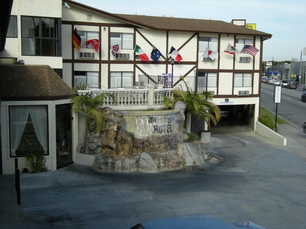 Jolly Roger Hotel 42/48