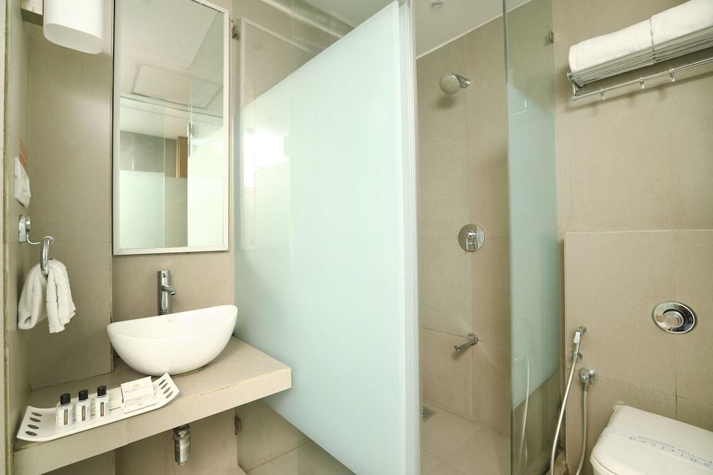 Mumbai Metro - The Executive Hotel 37/42