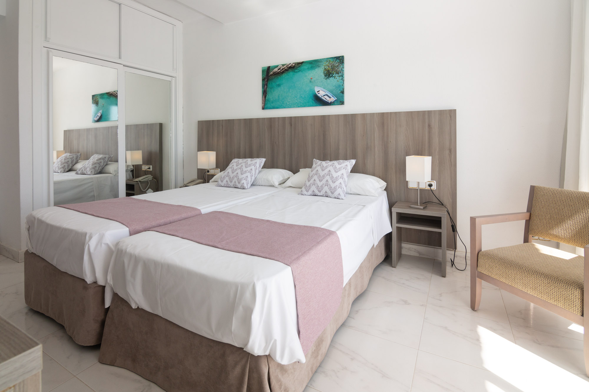 Room, Double or Twin Bed, Lateral Side Sea View