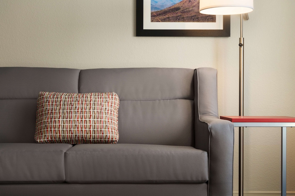 Hampton Inn And Suites Phoenix Glendale Westgate Az 44/65