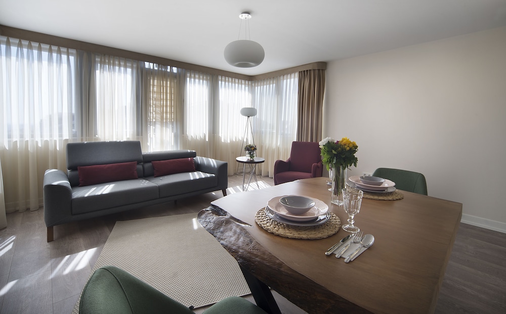 THE CLOCK SUITES 27/44
